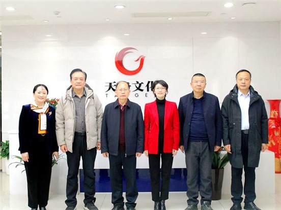 省委宣传部原副部长、省文化创意产业协会会长杨金鸢一行调研008PG国际文化